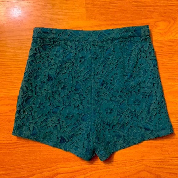 High-Waisted Lace Emerald Green Shorts - Picture 2 of 2